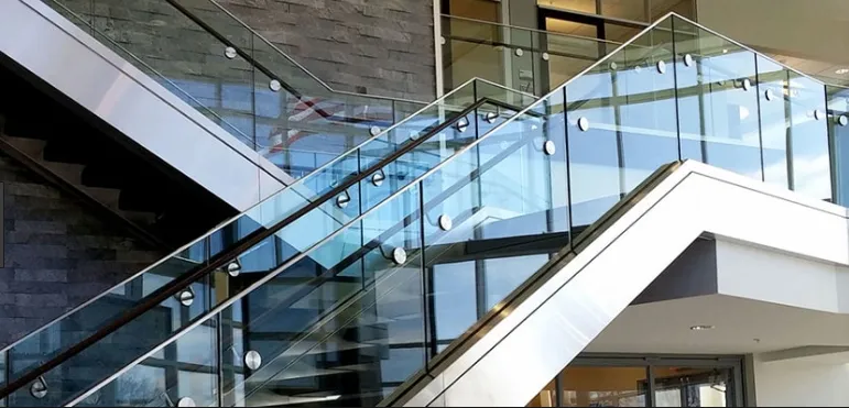 Mẫu cầu thang kính cho nhà hiện đại