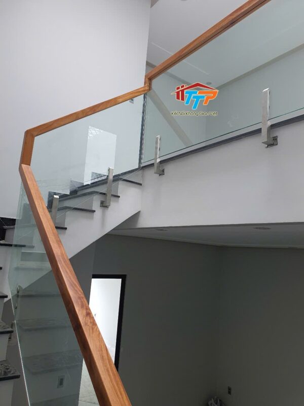 Lan Can Cầu Thang Kính Tay Vịn Inox: Sang Trọng, An Toàn và Bền Vững Cho Ngôi Nhà