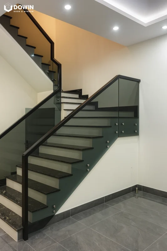 Lan Can Cầu Thang Sắt Tay Vịn Gỗ Đẹp: Xu Hướng Sang Trọng Cho Ngôi Nhà