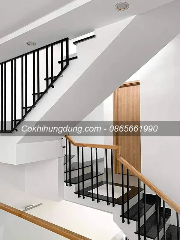 Lan can cầu thang sắt hộp bắt hông