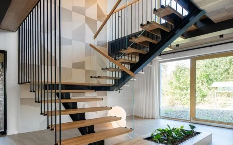 Mẫu cầu thang sắt kết hợp với gỗ tạo không gian ấm áp