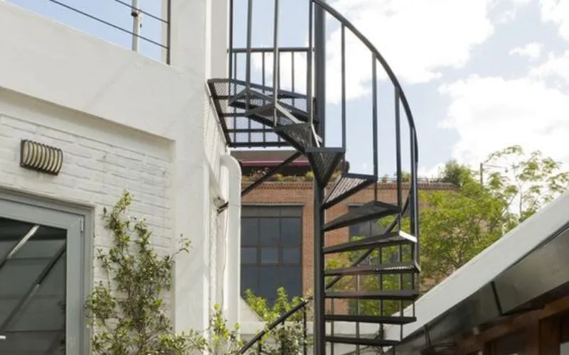 Cầu thang sắt có độ bền cao nên có thể sử dụng ngoài trời