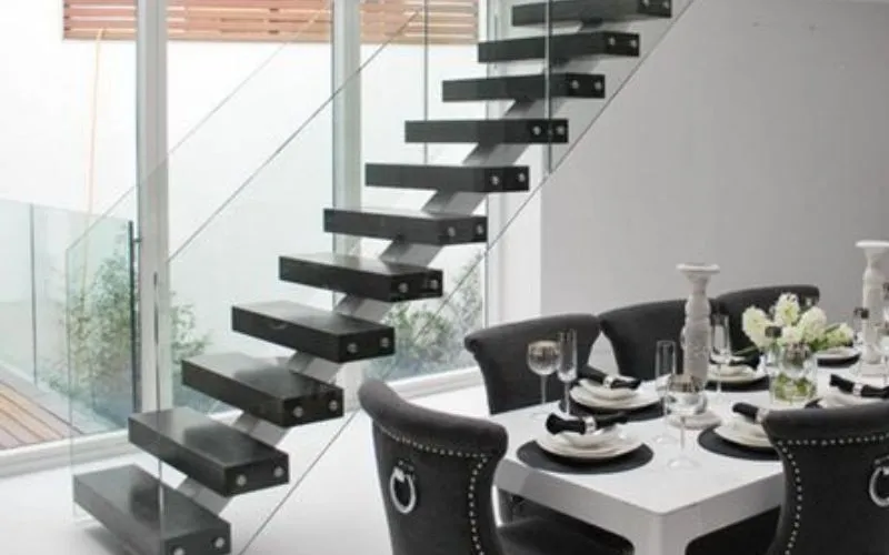 Cầu thang sắt kết hợp với kính