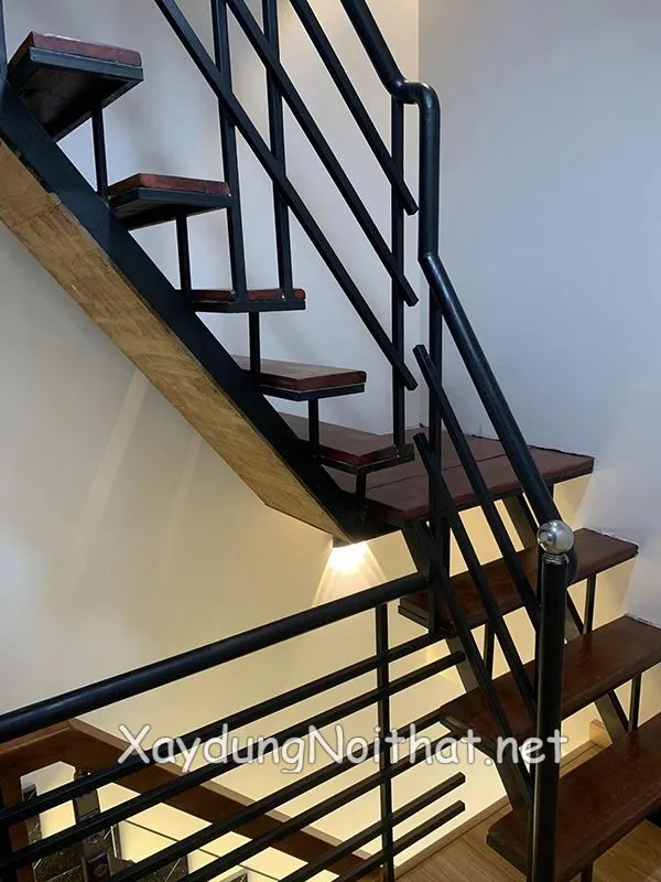 Cau thang sat gac lung 45