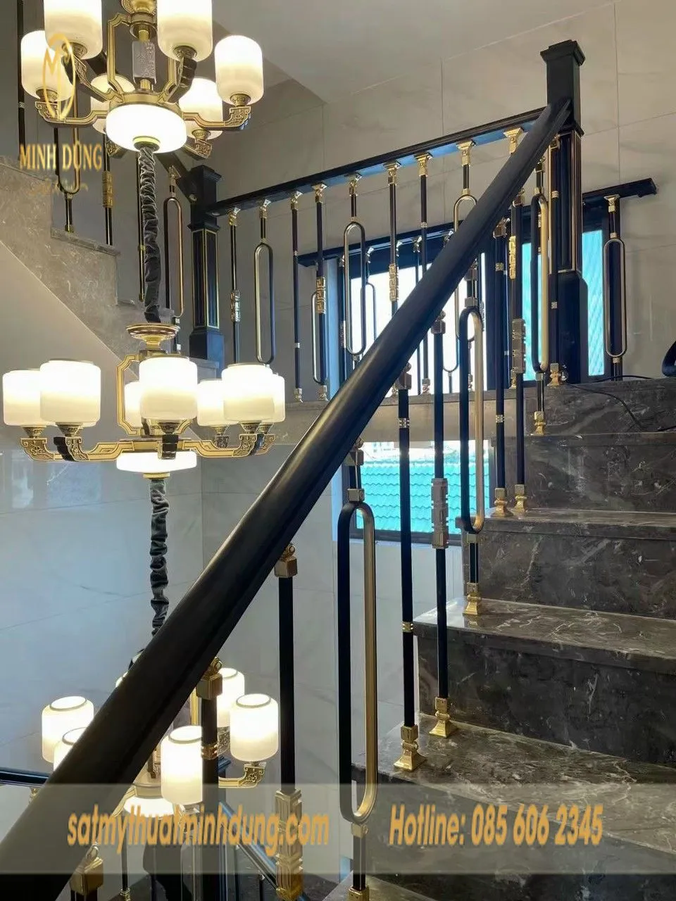 Mẫu tay vịn cầu thang sắt đơn giản tone đen và vàng gold