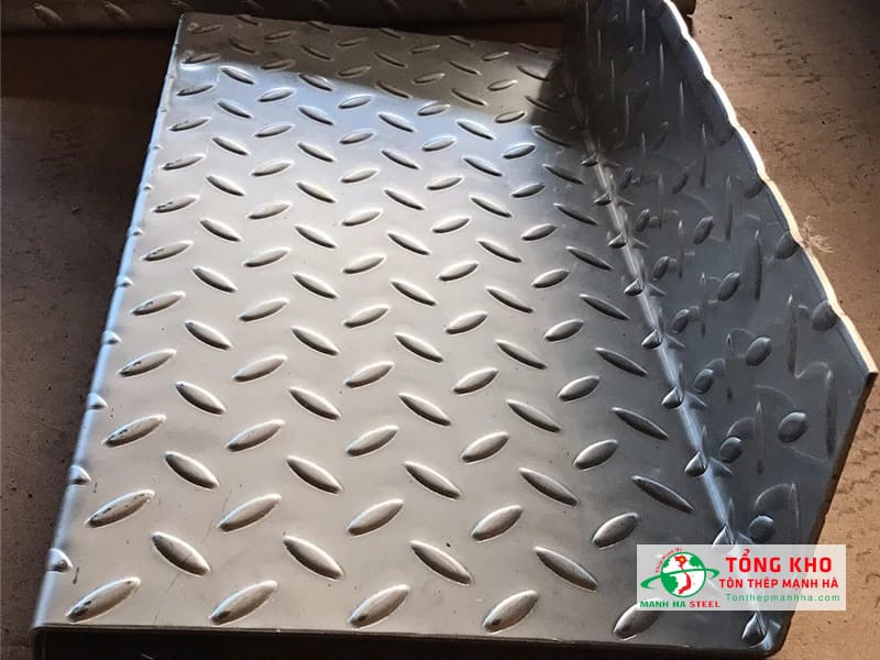 Cầu Thang Sắt Tay Vịn Sắt: Bền Vững, An Toàn và Thẩm Mỹ Cho Mọi Công Trình