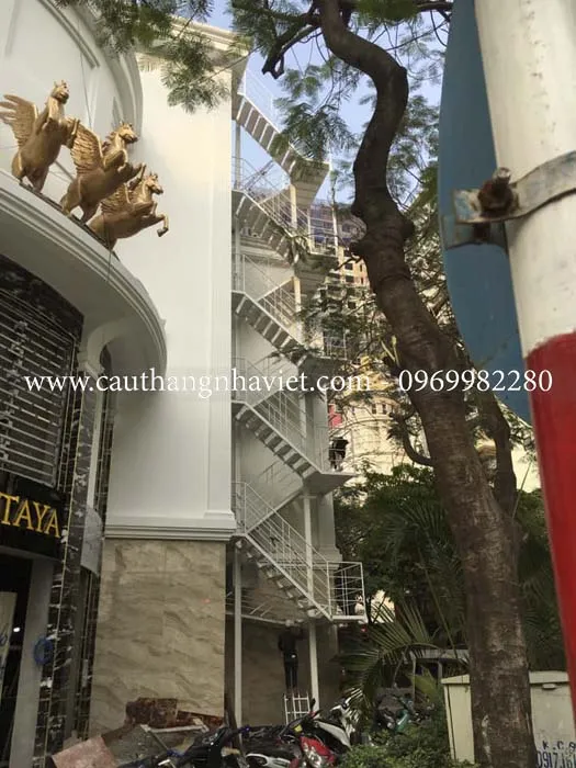 Cầu thang sắt thoát hiểm