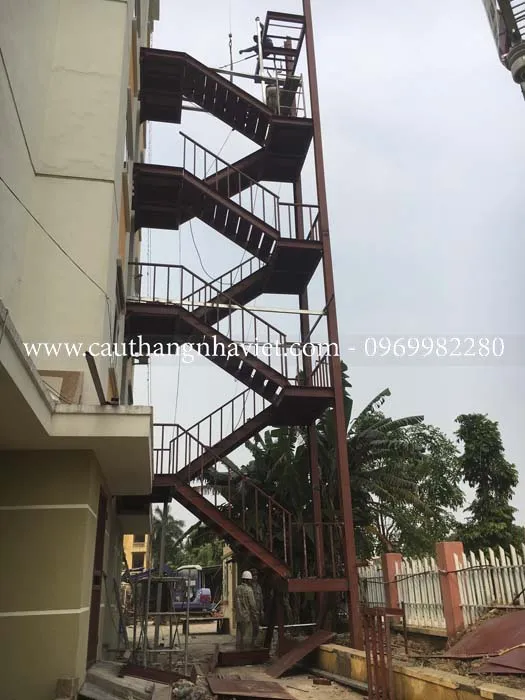 Cầu thang sắt thoát hiểm đẹp và an toàn