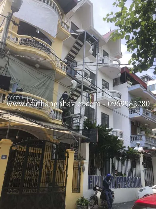 Cầu thang sắt thoát hiểm