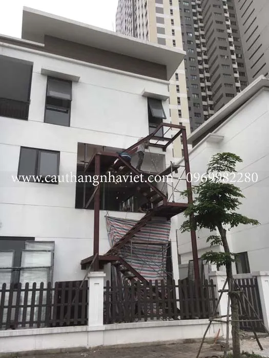 Cầu thang sắt thoát hiểm