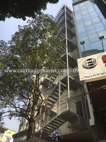 Cầu thang sắt thoát hiểm đẹp giá rẻ ms02