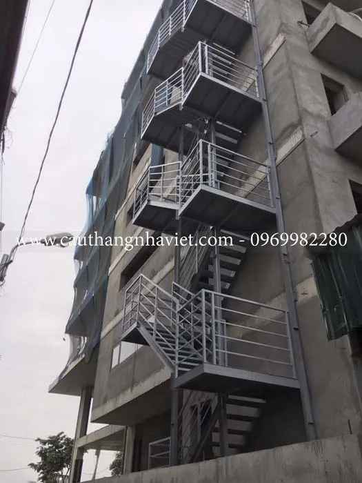 Cầu thang sắt thoát hiểm chuyên nghiệp