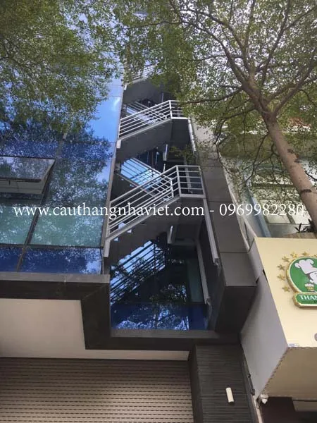 Cầu thang sắt thoát hiểm giá rẻ