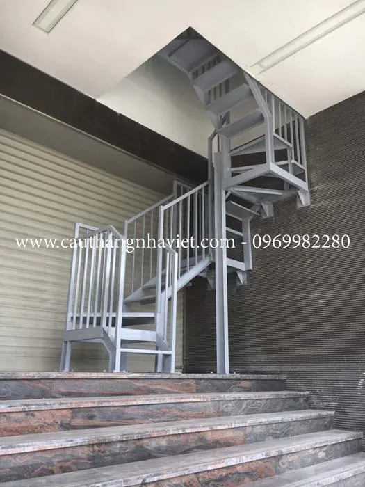 Cầu thang sắt thoát hiểm đẹp giá rẻ