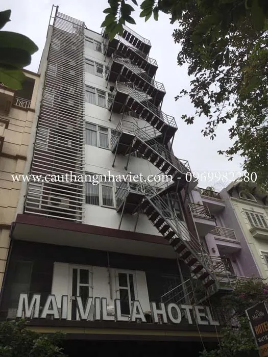 Cầu thang sắt thoát hiểm ngoài trời