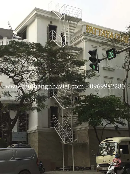 Cầu thang sắt thoát hiểm cho nhà cao tầng