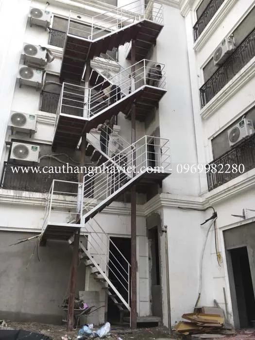 Cầu thang sắt thoát hiểm ngoài trời