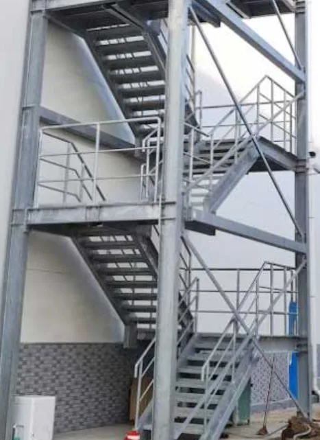 Cầu Thang Sắt Thoát Hiểm Ngoài Trời: Giải Pháp An Toàn Và Thẩm Mỹ Cho Mọi Công Trình