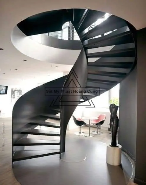 Cầu thang xoắn ốc sắt với lan can hoa văn tinh xảo