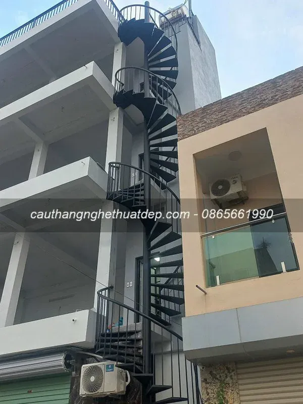 Mẫu cầu thang sắt thông tầng ngoài trời đẹp