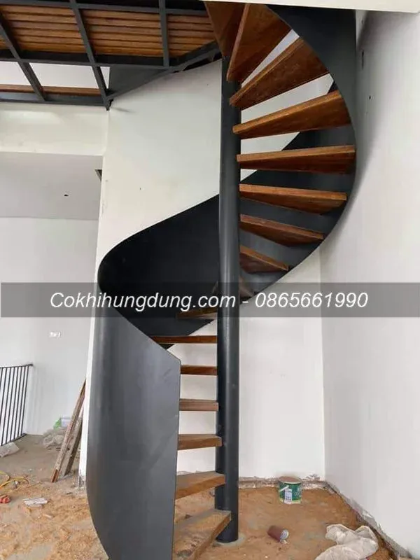 Cầu thang sắt xoắn lan can vượt cốn