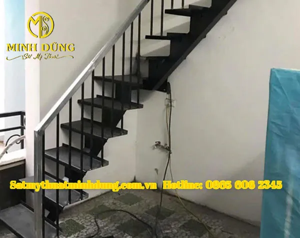 Cầu thang xương cá bằng sắt thiết kế bậc đá kết hợp tay vịn inox lan can sắt