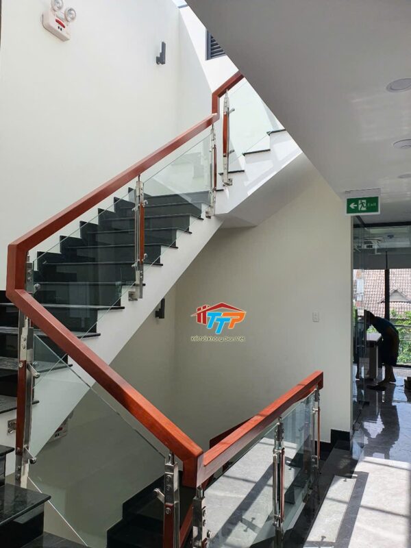 Lan Can Kính Tay Vịn Inox: Giải Pháp Sang Trọng, Bền Vững Cho Mọi Công Trình