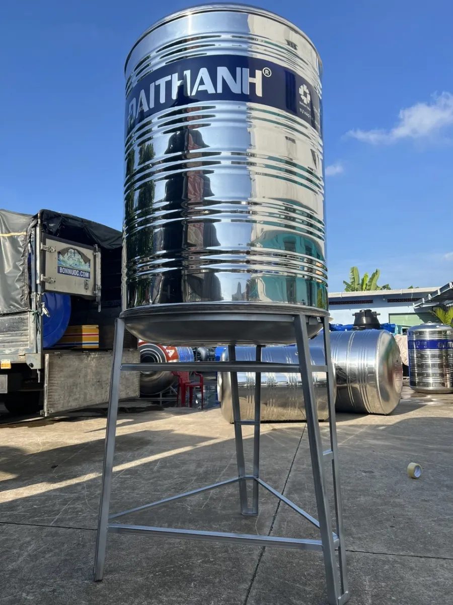 Cảnh sát đang kiểm tra hiện trường nơi nạn nhân được tìm thấy