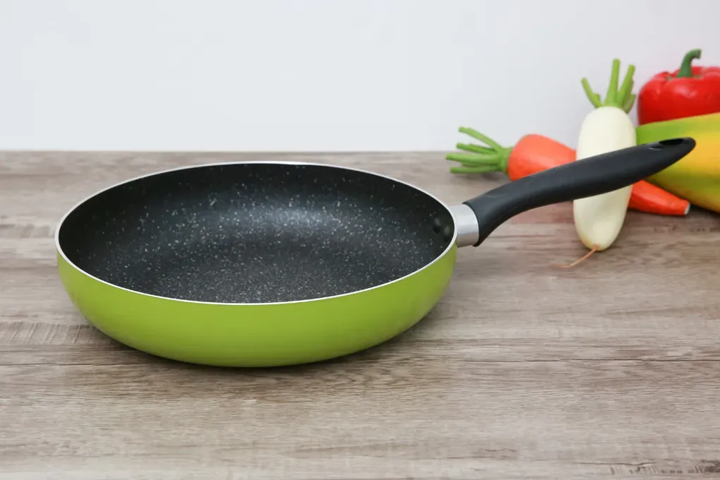 Chảo nhôm chống dính vân đá đáy từ 26 cm Sunhouse SHG1126MGB với lớp chống dính Whitford có thể chịu mức nhiệt tối đa 315 độ C