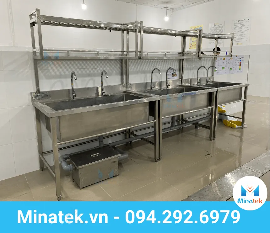 Chậu rửa inox tích hợp giá kệ, hay còn gọi là chậu rửa inox có kệ trên