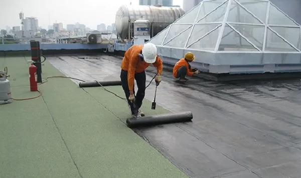 Kỹ thuật khò nóng màng bitum chống thấm trần nhà chuyên nghiệp
