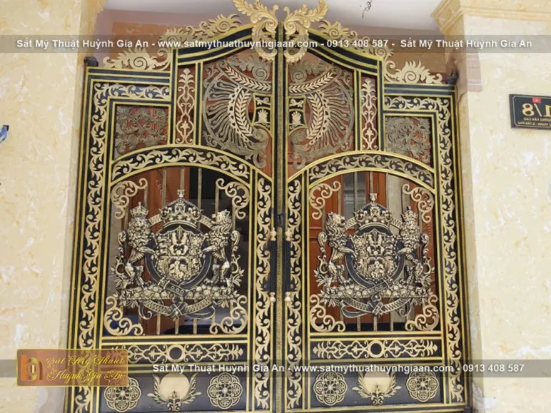 Các họa tiết của mẫu CMT001 cửa cổng 2 cổng này được chạm trổ và thi công vô cùng tỉ mỉ và cầu kỳ, nổi bật với phù điêu sư tử mạnh mẽ đẳng cấp