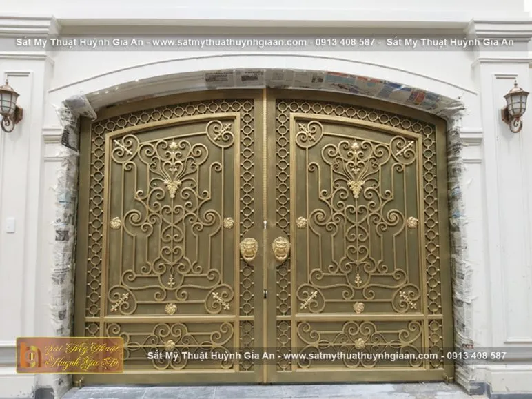 Cổng sắt từ mỹ nghệ cao cấp CMT002 theo hơi hướng cổ điển, tông vàng làm chủ đạo