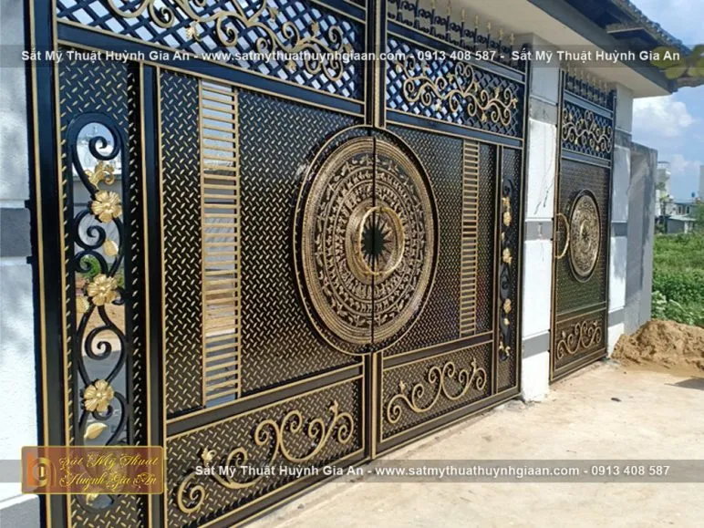 Cổng cho nhà phố CMT003 từ sắt mỹ nghệ với các họa tiết tối giản, thích hợp cho những ngôi nhà có diện tích tương đối nhỏ