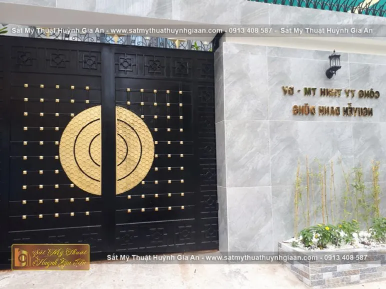 Mẫu cổng sản phẩm sắt mỹ thuật CMT004 thời thượng, thẩm mỹ cao cho căn biệt thự thêm phần xa hoa