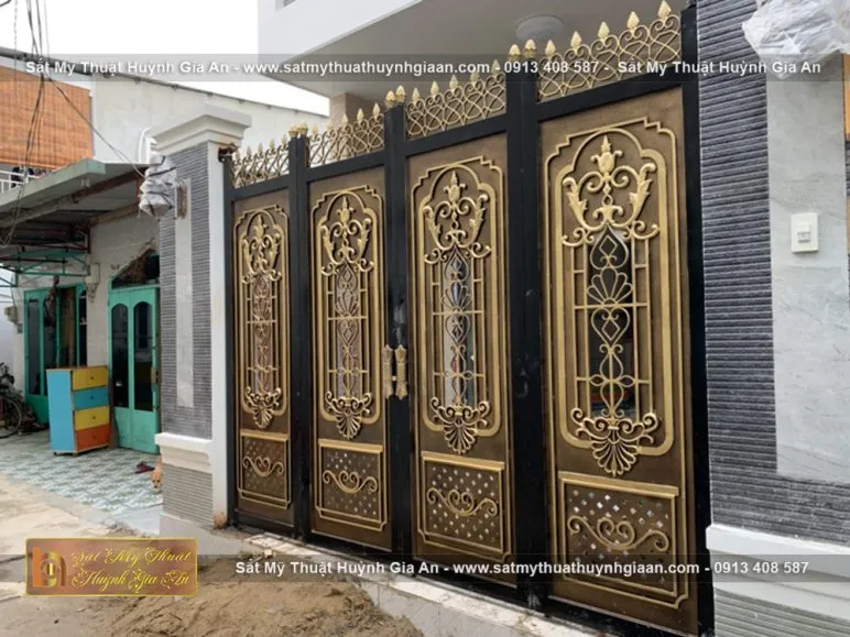 Không cần quá cầu kỳ, mẫu cổng sắt CMT008 với đường nét hoa văn mỹ nghệ uốn lượn tinh tế, đầy tính tỉ mỉ đã đủ để tạo ấn tượng cho khách ghé thăm