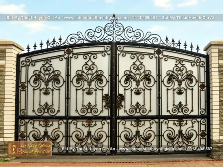 Mẫu cửa mỹ nghệ CMT012 đơn giản với các họa tiết cách điệu, mang đến sự tiện nghi và thoải mái cho gia đình