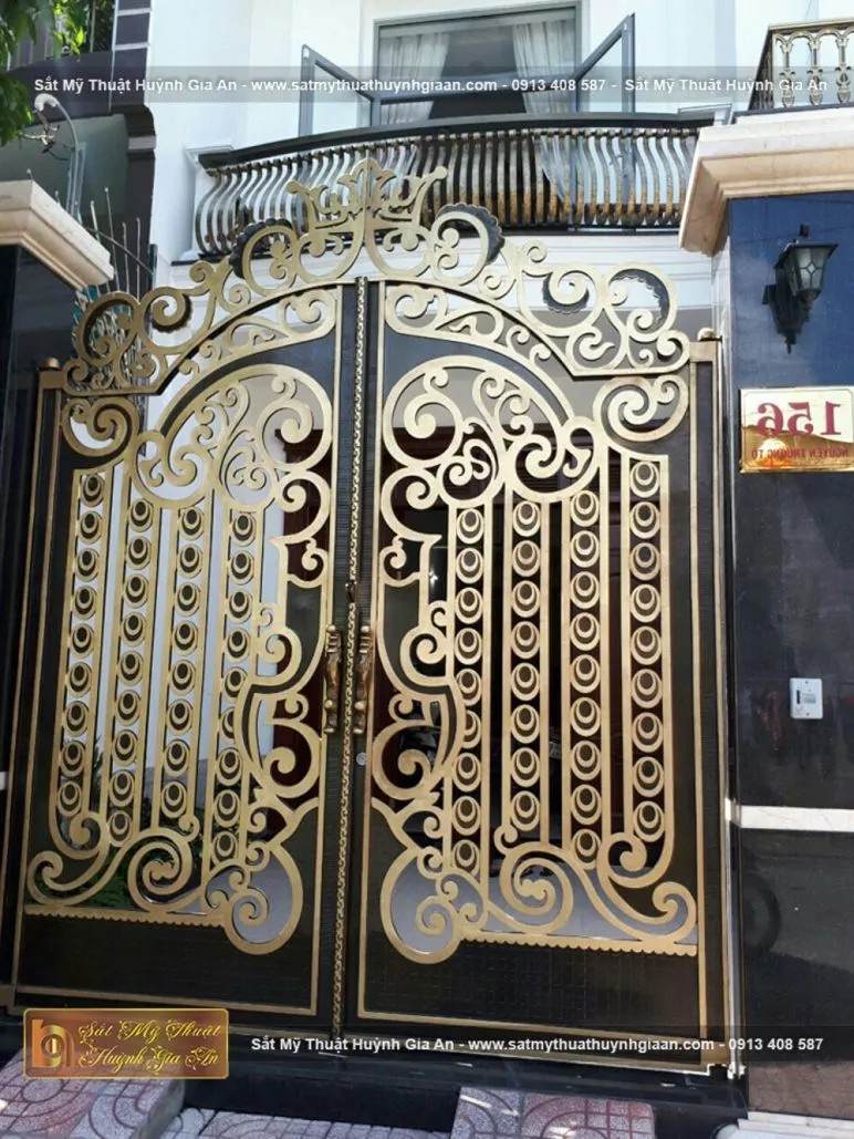 Cửa cổng nghệ thuật CMT041 cổ điển nổi bật với màu nâu vàng