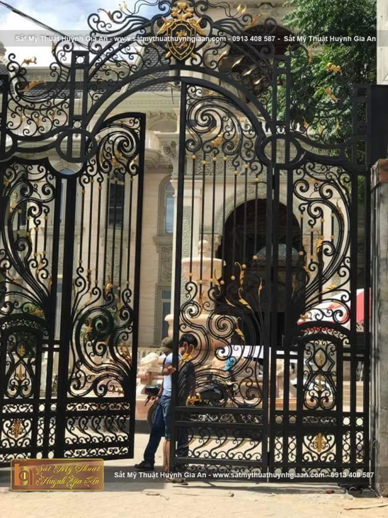 Trên thị trường hiện nay có rất nhiều đơn vị kém uy tín, quý khách hàng cũng vì thế mà nên thận trọng khi lựa chọn nơi thi công cửa sắt nghệ thuật, mã CMT042