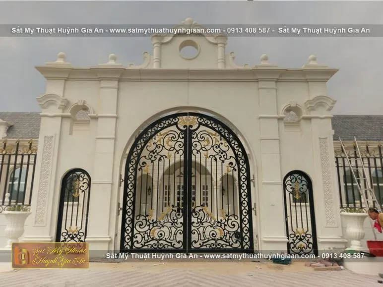 Quý khách hàng cần phải tham khảo thật kỹ và tìm hiểu về phong cách kiến trúc của công trình của mình trước khi ra quyết định lựa chọn cổng sắt mỹ nghệ, mã CMT091