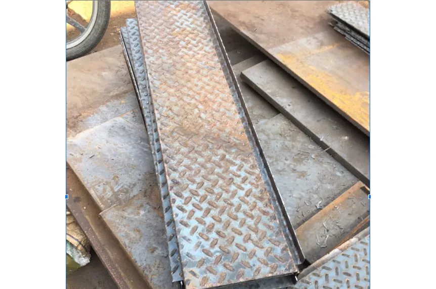 Bậc cầu thang sắt nhà xưởng