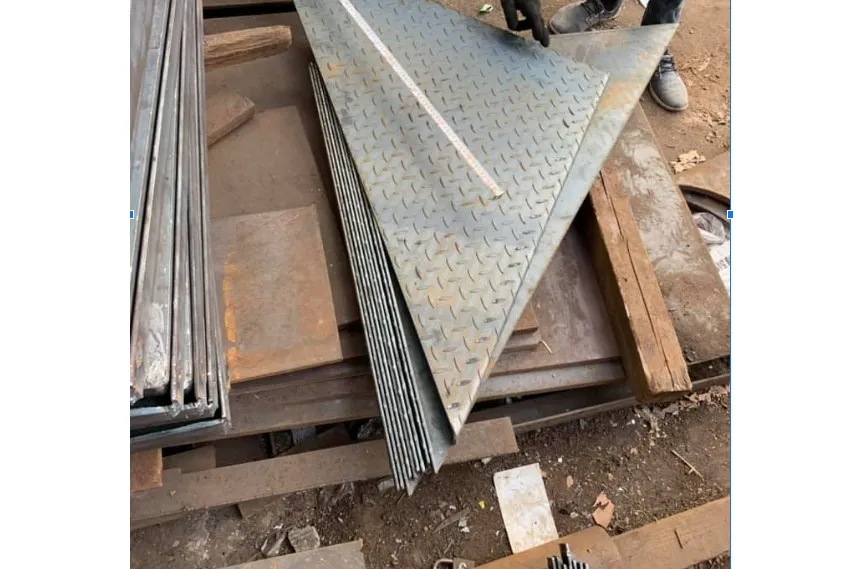 Bậc cầu thang sắt nhà xưởng