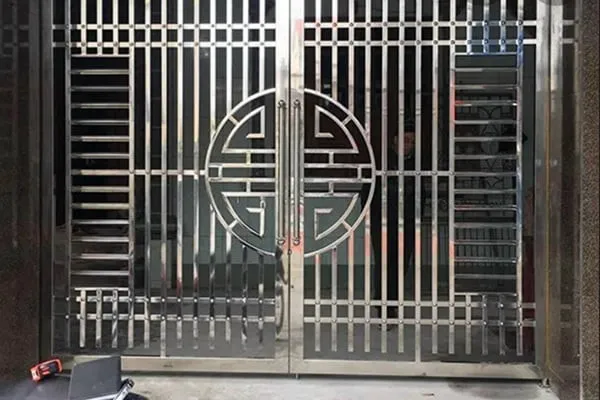 Cổng sắt 2 cánh hình chữ Thọ cổ điển