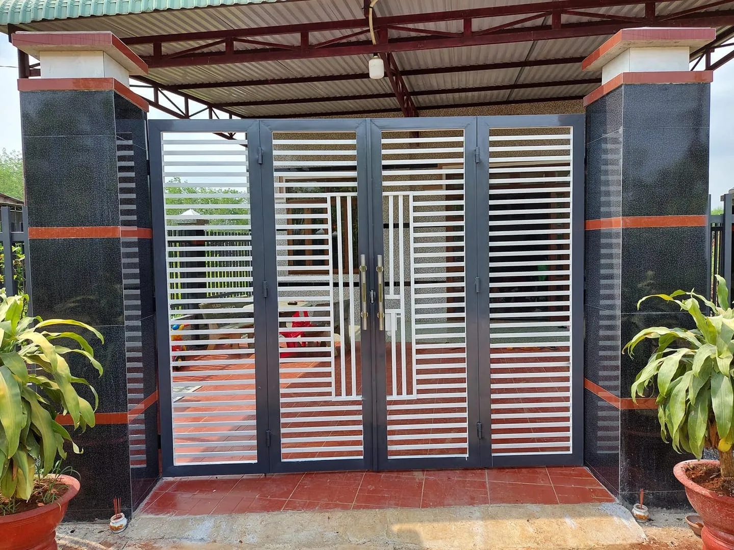 Cổng sắt 4 cánh đơn giản, dễ sử dụng