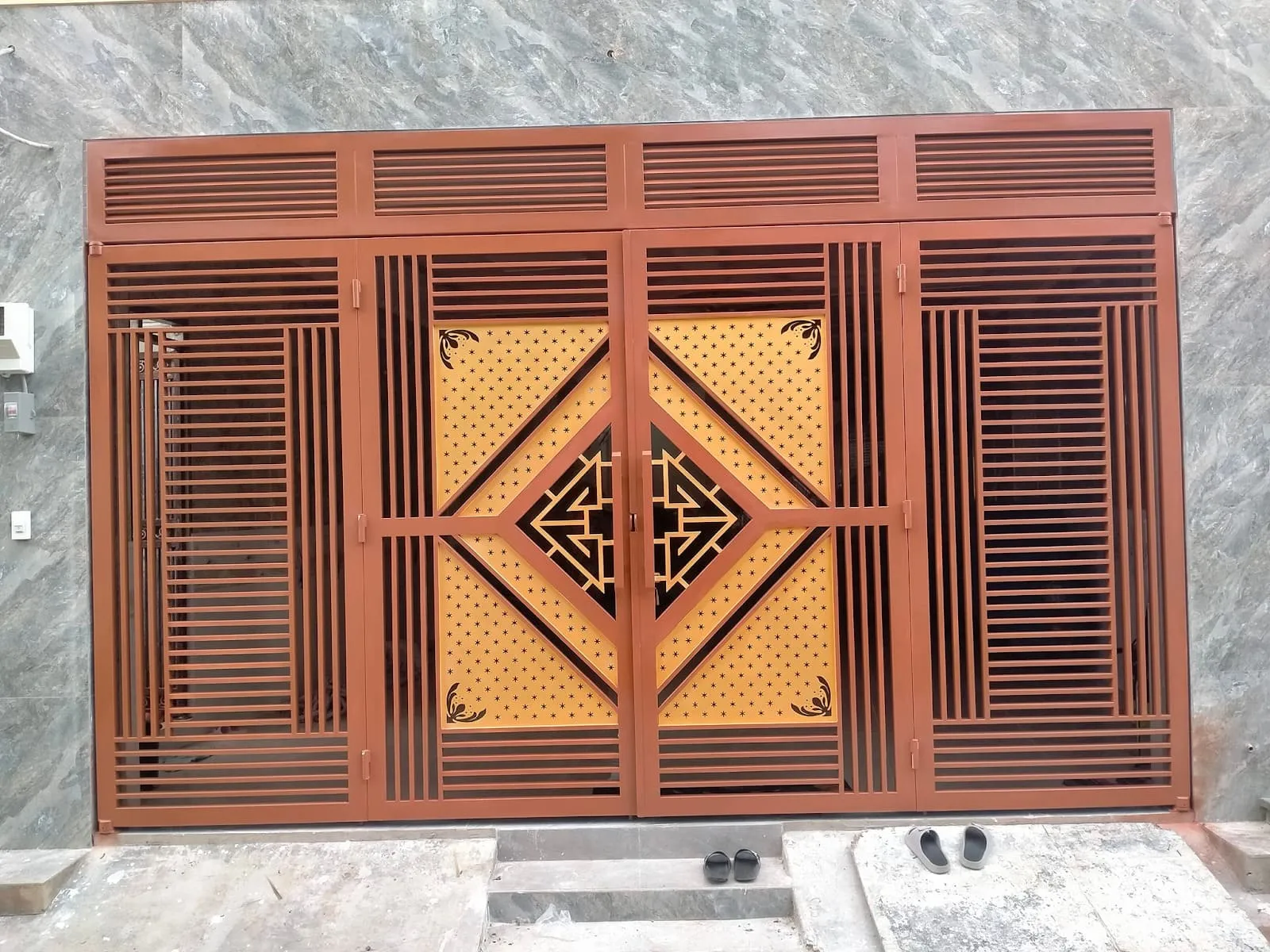 Cổng sắt 4 cánh đơn giản hài hòa