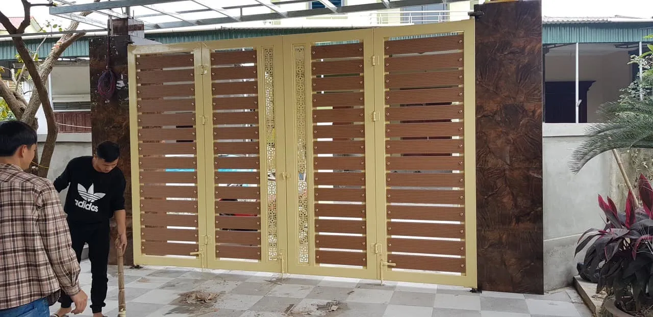 Cổng sắt 4 cánh giả gỗ sang trọng, tự nhiên