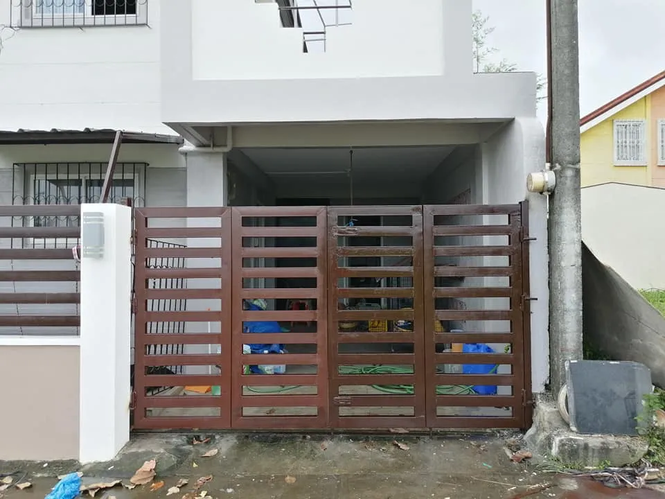 Cổng sắt 4 cánh giả gỗ tự nhiên 2