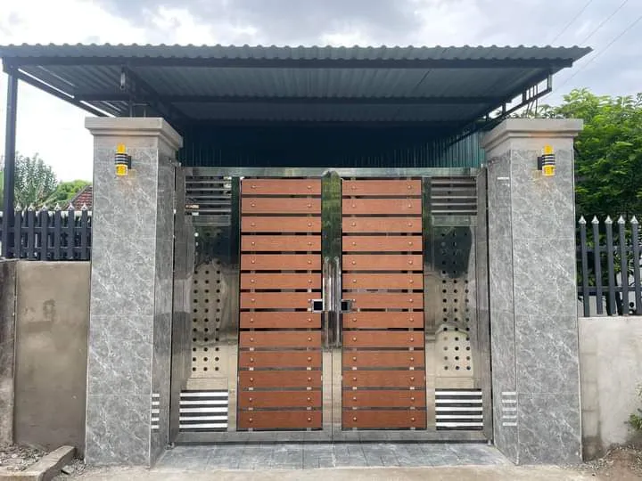 Cổng sắt 4 cánh phối giả gỗ