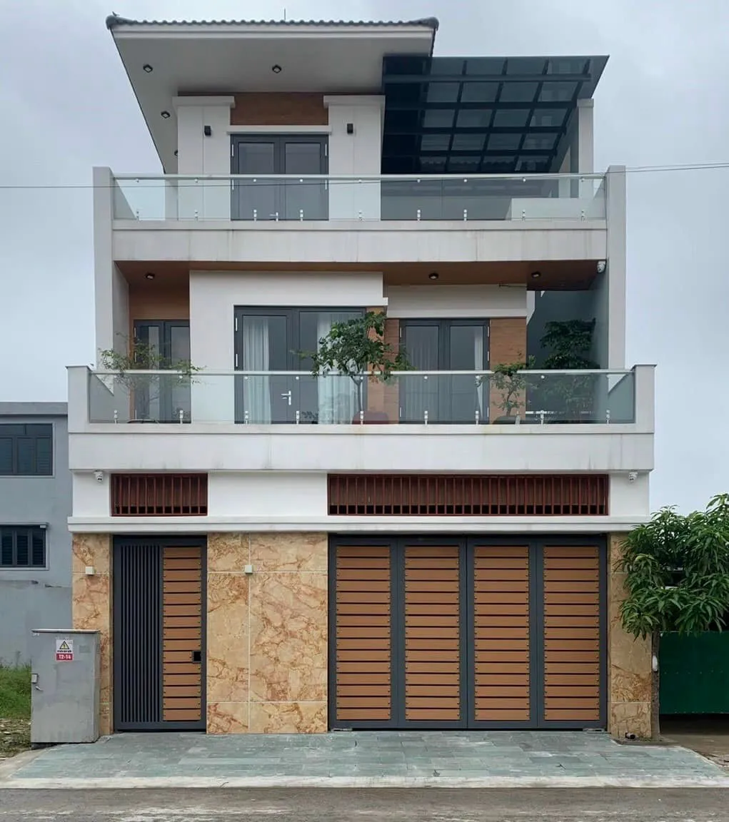 Cổng sắt 4 cánh sang trọng cho mặt tiền phố