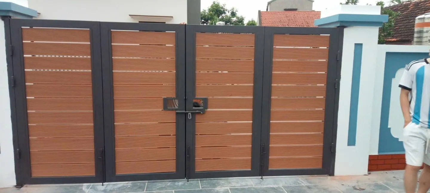 Cổng sắt giả gỗ 4 cánh đơn giản
